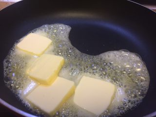 小龟代盐自制牛轧糖,黄油融化。