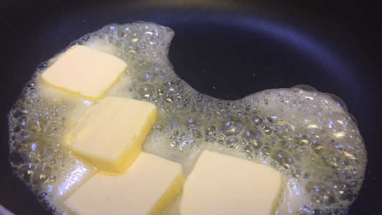 小龟代盐自制牛轧糖,黄油融化。
