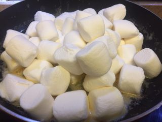小龟代盐自制牛轧糖,马上倒入白白嫩嫩的棉花糖。