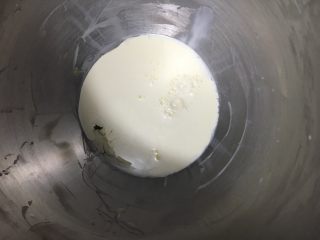 手撕椰蓉吐司,先制作中种面团，盆里放奶油牛奶和蛋清