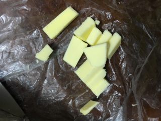手撕椰蓉吐司,揉成团后加入软化的黄油继续揉面