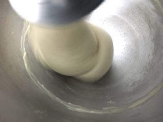 手撕椰蓉吐司,揉的比较光滑后加入软化的黄油继续