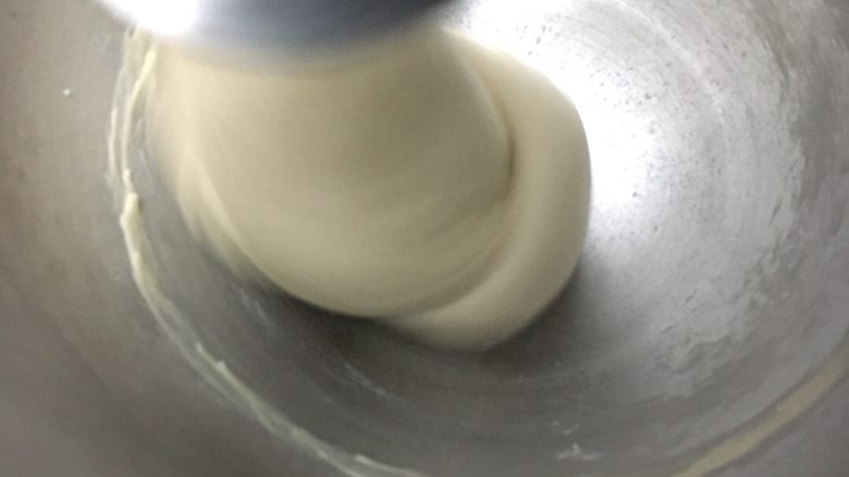 手撕椰蓉吐司,揉的比较光滑后加入软化的黄油继续