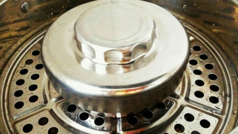 薄荷团子,更换成不锈钢碗上锅蒸一下，开锅后大约两三分钟就可以了，防止水滴入碗中，可以给碗盖上一个小盖，或者封上保鲜膜。