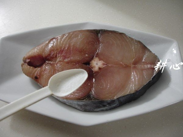 干煎马鲛鱼,<a style='color:red;display:inline-block;' href='/shicai/ 1182'>马鲛鱼</a>块择洗干净，擦干，用食盐腌制30分钟，然后洗净，再次擦干。