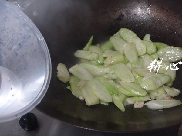 清炒芥蓝头,倒入适量的清水，盖锅盖，焖煮两分钟。