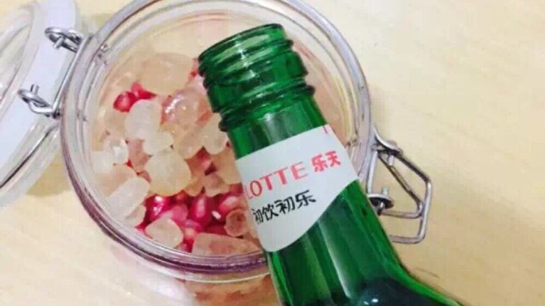 石榴酒,倒入<a style='color:red;display:inline-block;' href='/shicai/ 904'>清酒</a>