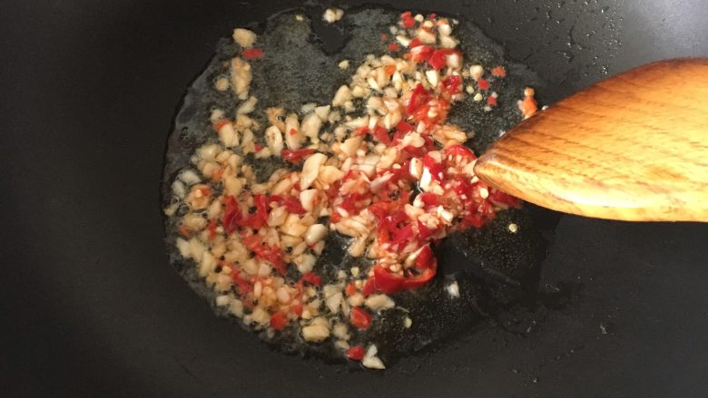 细腻Q弹的红萝卜皮冻,将蒜瓣、辣椒切碎，锅里倒入适量油加热。将蒜蓉辣椒过一遍热油，倒在碗里，放凉。