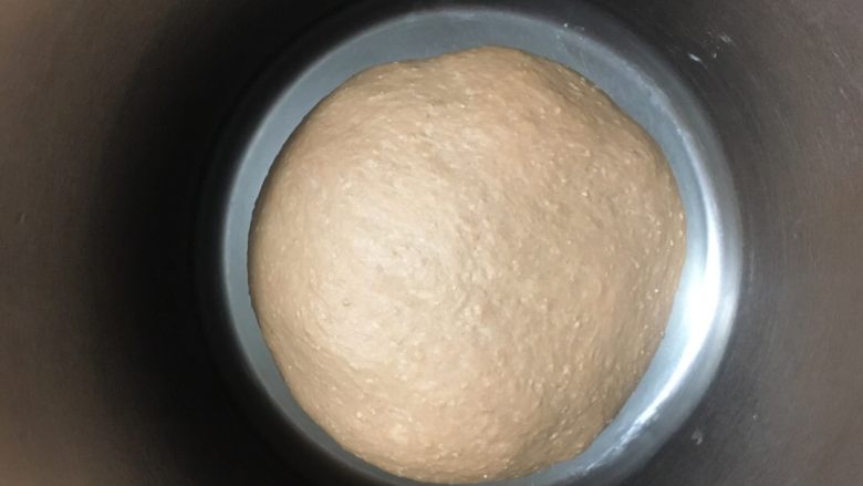 全麦麻薯软欧包,滚圆盖保鲜膜静置发酵1小时