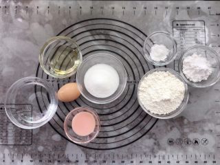 外脆内软的鸡蛋仔,将材料准备好。低筋面粉、木薯粉、泡打粉可先混合好过筛备用。
