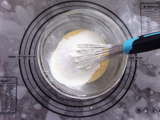 外脆内软的鸡蛋仔,倒入过筛好的粉类。