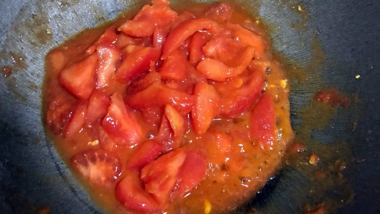 西红柿炒蛋,炒出汁，加入适量盐