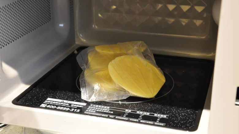 鲜虾沙拉盅,放入保鲜袋中，用微波炉高火“叮”5分钟左右（根据土豆的大小来调整时间）。