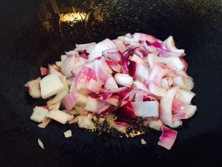 洋葱炒黑胡椒牛肉粒,把半只切好的洋葱放进去煸炒。根据各自适应程度，炒制洋葱生熟，我家老公喜欢熟一点，我就炒的熟点。随后盛到碗里。