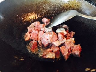 洋葱炒黑胡椒牛肉粒,把腌制好的牛肉翻进去炒一下。