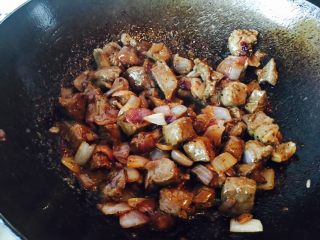 洋葱炒黑胡椒牛肉粒,翻炒一会，出锅装盘即可。