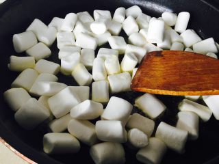 黑芝麻花生牛轧糖,黄油放锅，煮化后，加入棉花糖
