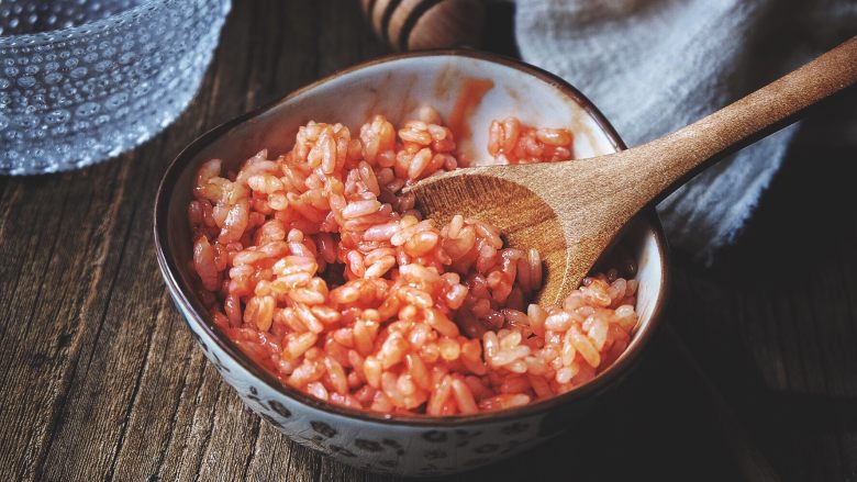 简单快手零失败的 番茄蛋包饭,放入米饭拌匀