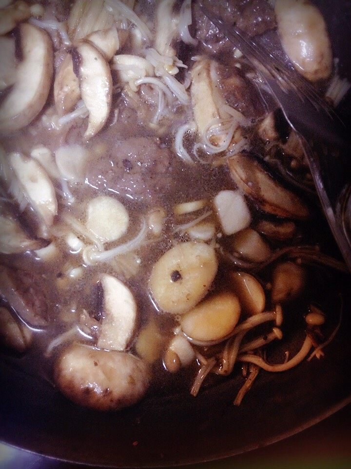 牛排菌菇烩面,把牛肉倒入锅里，继续焖煮一刻钟