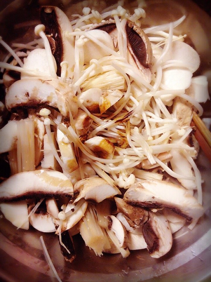 牛排菌菇烩面,菌菇切切切，淋上少许酱油和芝麻油，搅拌一下