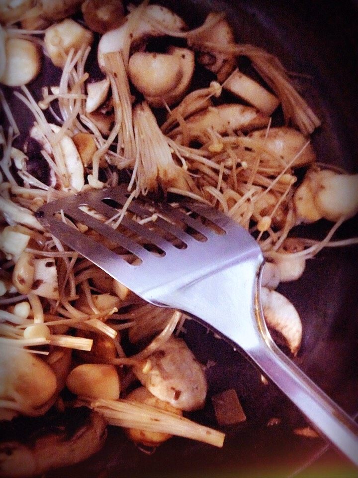 牛排菌菇烩面,菌菇下锅翻炒，倒入一小碗水，焖锅烧一刻钟