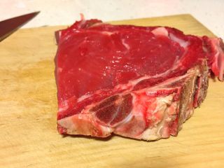 乳味牛排,牛肉最好带骨，注意厚度3-5厘米太厚太薄都不适合！