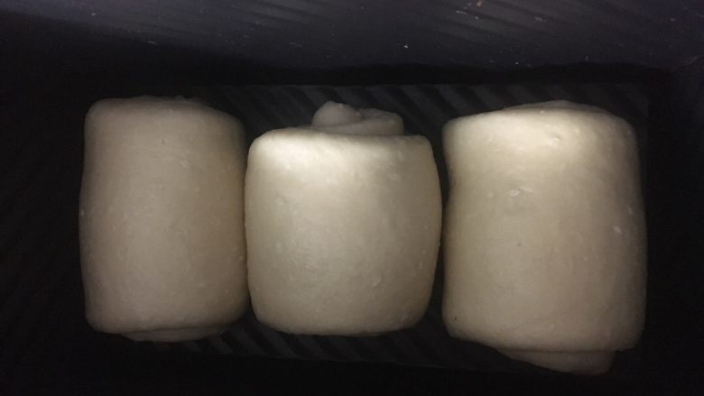 椰浆系列之椰浆吐司,全部卷起后码入吐司盒