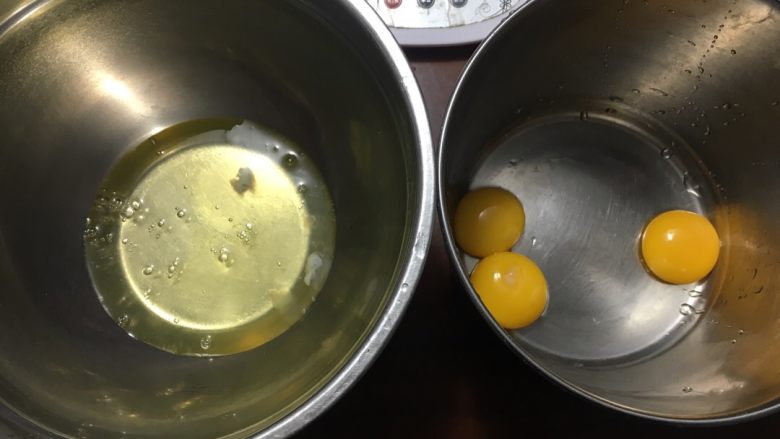 椰浆系列之椰浆蛋糕,分离蛋清蛋黄到干净无水无油的盆里