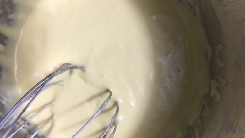 椰浆系列之椰浆蛋糕,划Z字形混合面糊至无干粉