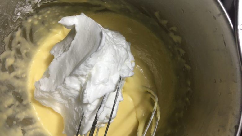 椰浆系列之椰浆蛋糕,取一勺蛋白糊到蛋黄糊里