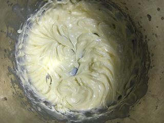 椰浆系列之椰浆磅蛋糕,黄油软化后打发