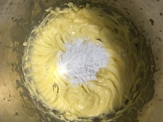 椰浆系列之椰浆磅蛋糕,接着分三次加入85克的糖粉