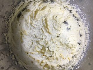 椰浆系列之椰浆磅蛋糕,直到黄油颜色发白体积变大