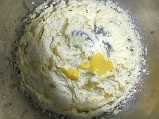 椰浆系列之椰浆磅蛋糕,接着分10次左右加蛋液进去打发