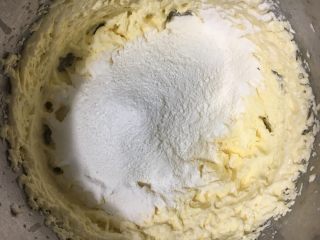 椰浆系列之椰浆磅蛋糕,过筛两次后加入一半的低粉和泡打粉