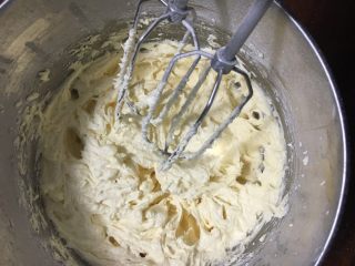 椰浆系列之椰浆磅蛋糕,用打蛋器快速地打匀