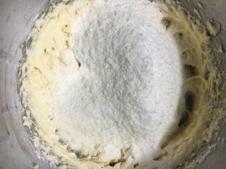 椰浆系列之椰浆磅蛋糕,最后加入剩下的一半低粉和椰蓉