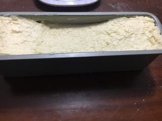 椰浆系列之椰浆磅蛋糕,填入磅蛋糕的模具，两边堆高中间凹陷