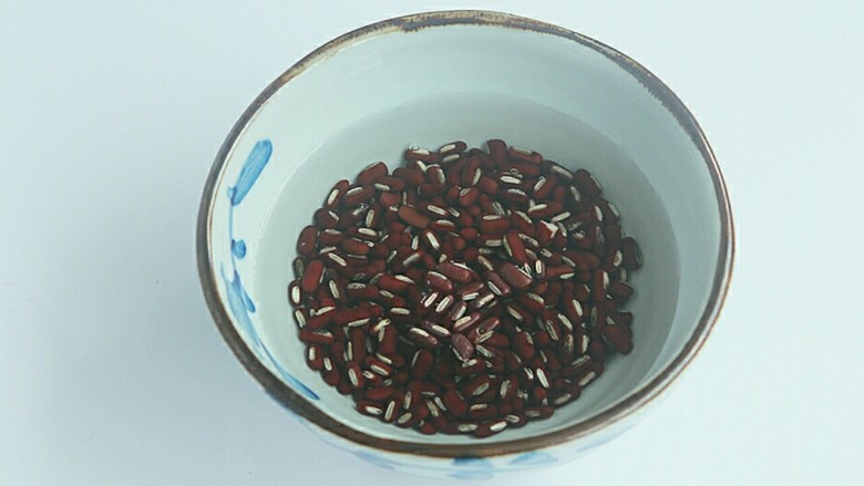 赤小豆玉米青豆饭,赤小豆提前用水浸泡1小时。
