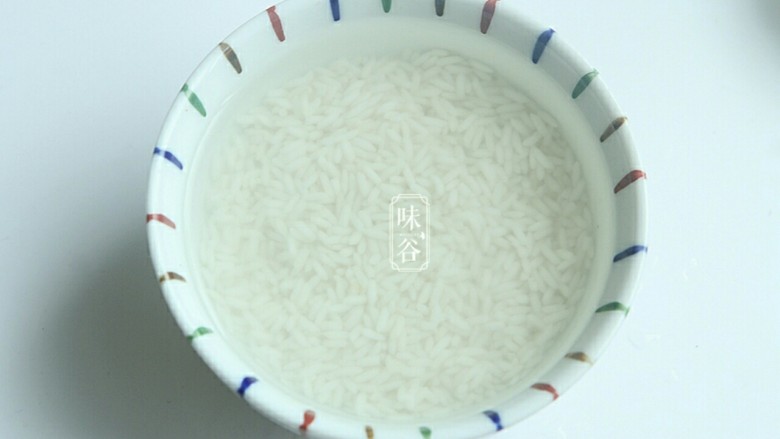 赤小豆玉米青豆饭,<a style='color:red;display:inline-block;' href='/shicai/ 492'>大米</a>用清水淘洗干净待用。