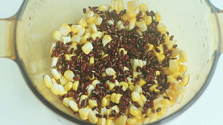 赤小豆玉米青豆饭,将赤小豆、玉米一同置于锅内；