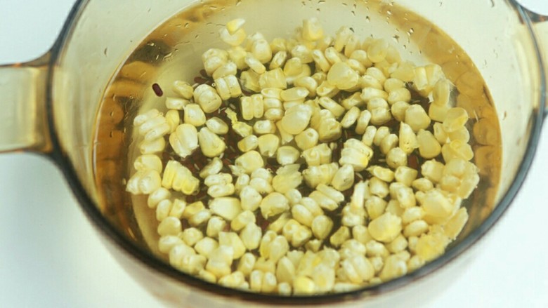 赤小豆玉米青豆饭,加入两倍清水，盖好锅盖；