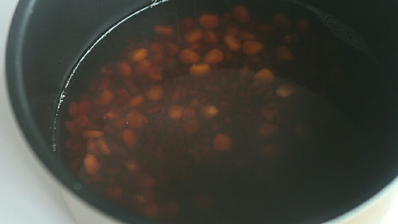 赤小豆玉米青豆饭,将煮好的玉米和赤小豆连汤水一起放到电饭锅里；