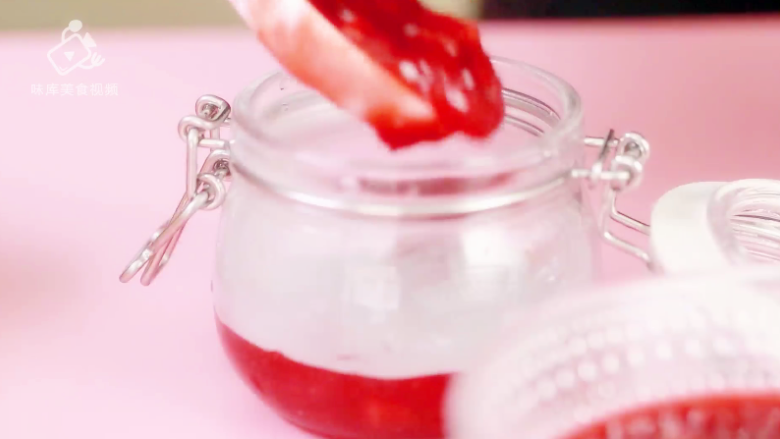 自制草莓酱，把春天的味道封存起来~,分装到干净的罐子中，密封保存。