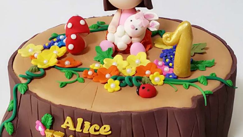 翻糖蛋糕--树桩上的小女孩儿,用模具压出字幕和花朵，尽可能的丰满些