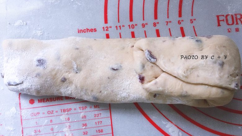 蔓越莓乳酪软欧包,右侧向左折叠1/3，左侧再向右折叠，朝中心收紧包裹住，揉成光滑的面团。