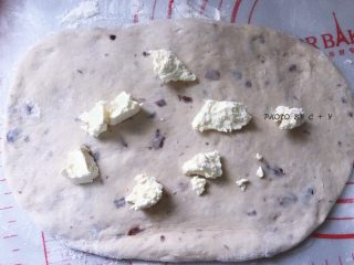 蔓越莓乳酪软欧包,均匀撒上若干小粒状的奶油乳酪。
