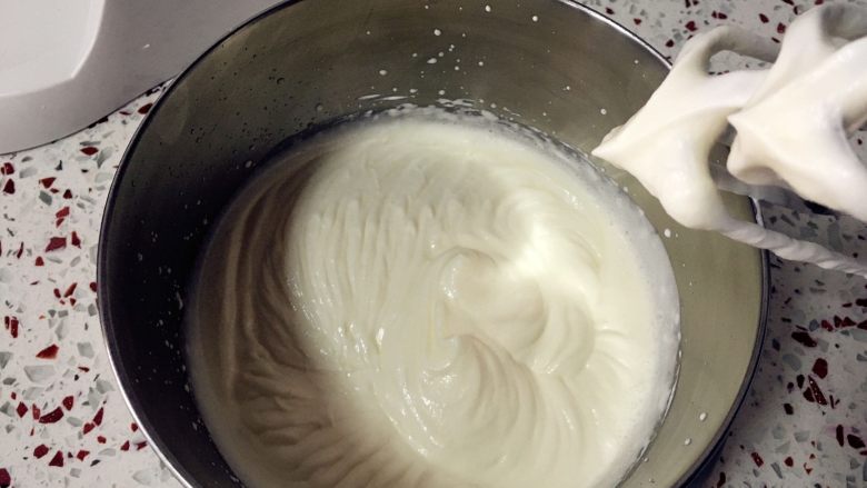 心形火龙果慕斯,奶油打发到6.7成状态，奶油有淡淡的纹路。