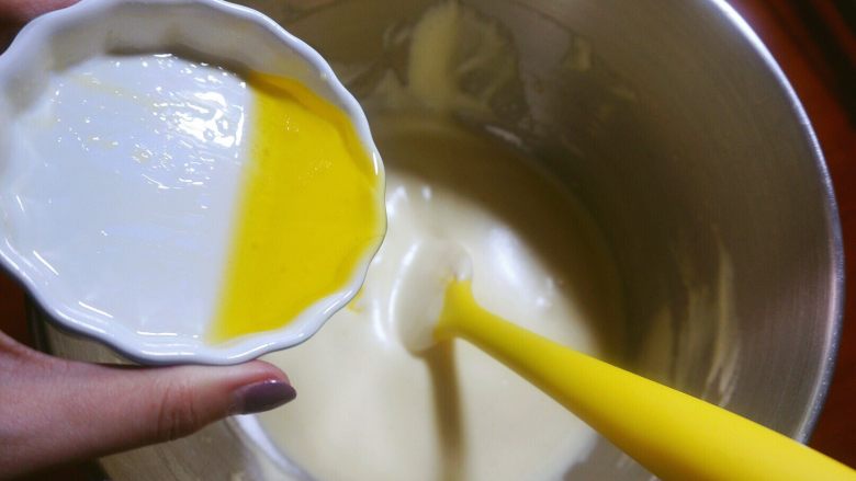 椰香甜甜圈（烤箱版）,再加入黄油，按做戚风蛋糕的翻拌手法拌均匀。