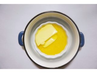 椰香甜甜圈（烤箱版）,黄油隔热水融化成液态，也可以用微波炉加热。